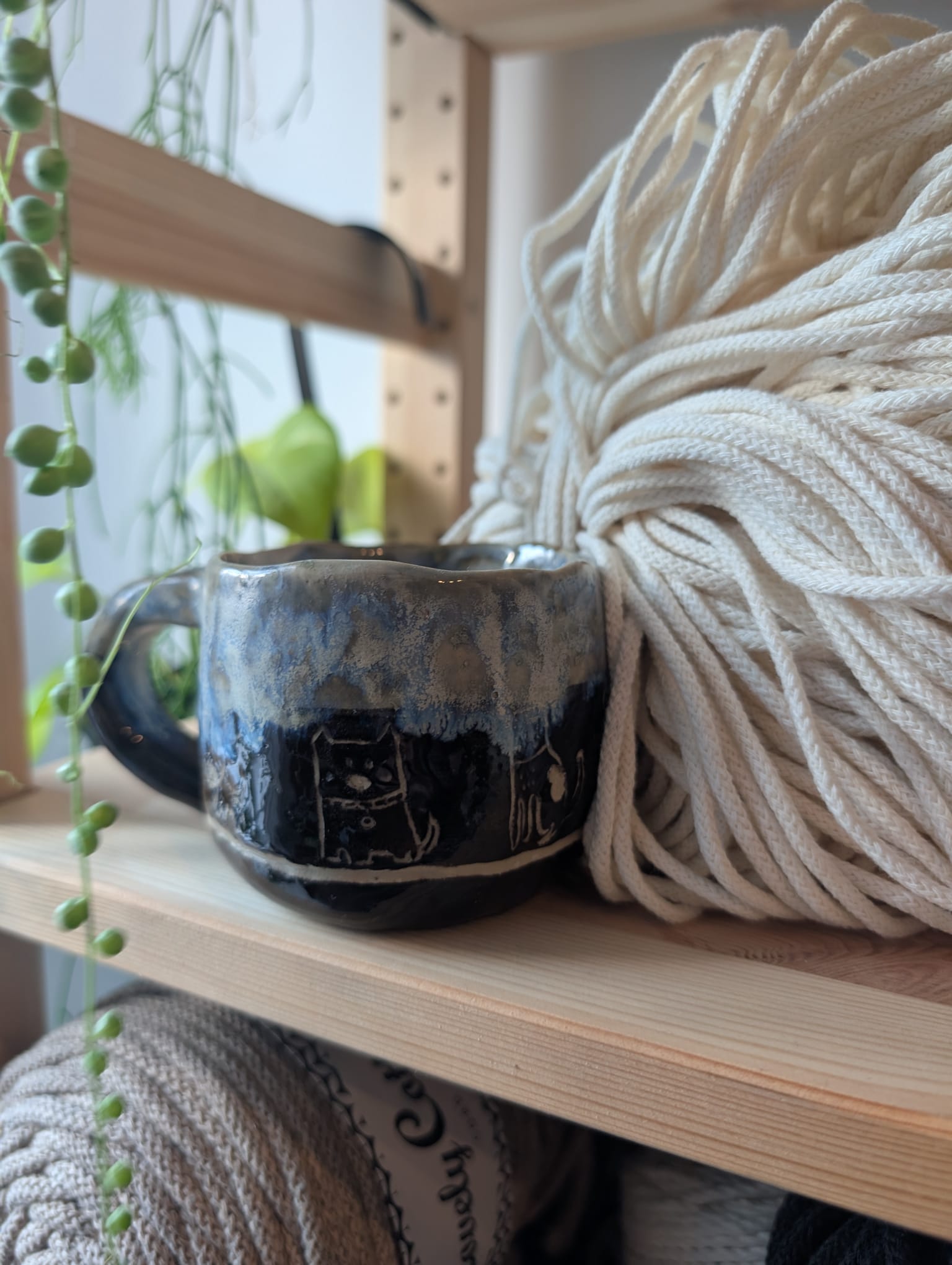 Kubek ceramiczny z motywem kotów w technice sgraffito